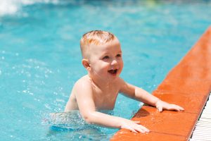 Pies en la piscina