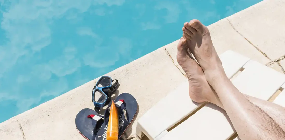 pies en la piscina